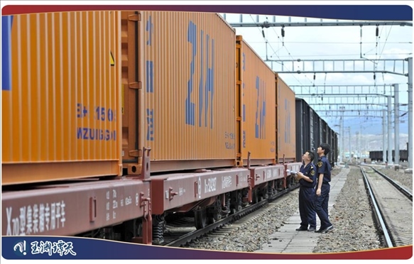 ｜｜新疆阿拉山口，中歐班列從這里經(jīng)過