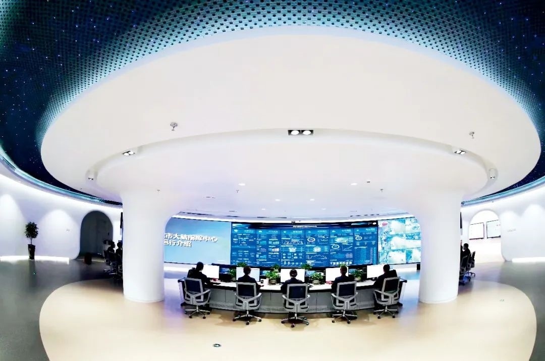 2021年2月2日，江西省撫州市東鄉(xiāng)區(qū)城市大腦指揮中心，工作人員通過城市大腦指揮平臺(tái)實(shí)時(shí)監(jiān)控、抓取、分析相關(guān)案件。