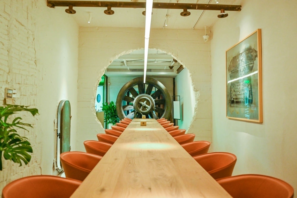 “絲聯(lián)166”園區(qū)內(nèi)保留工業(yè)遺存的咖啡館。（受訪者供圖）