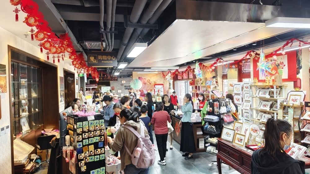 游客在天津市西青區(qū)楊柳青民俗文化館游覽。（新華社記者宋瑞 攝）