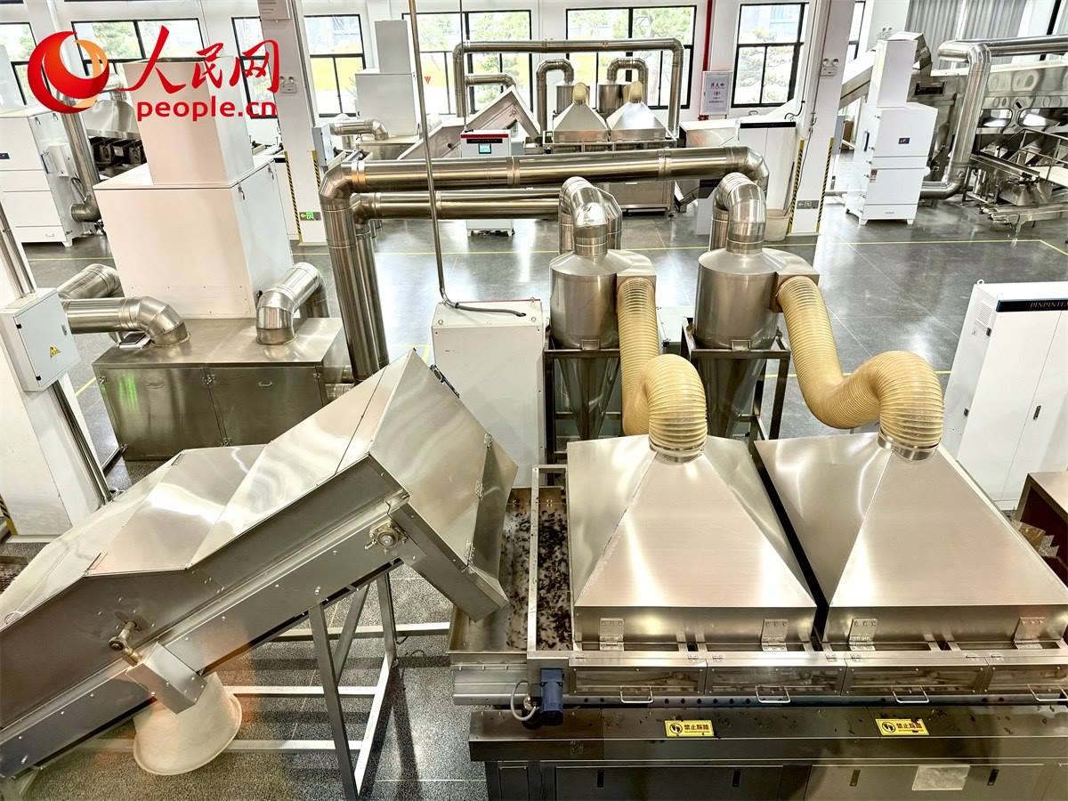 品品香白茶精制自動(dòng)化生產(chǎn)廠房。人民網(wǎng)記者 劉微攝