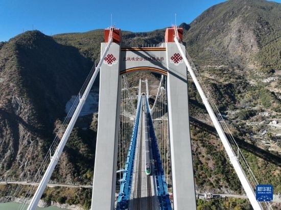 11月25日，列車通過麗香鐵路金沙江特大橋（無人機照片）。