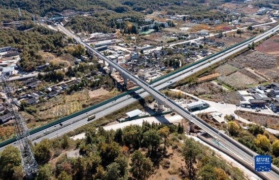 11月25日在麗江市境內拍攝的即將開通的麗香鐵路（無人機照片）。