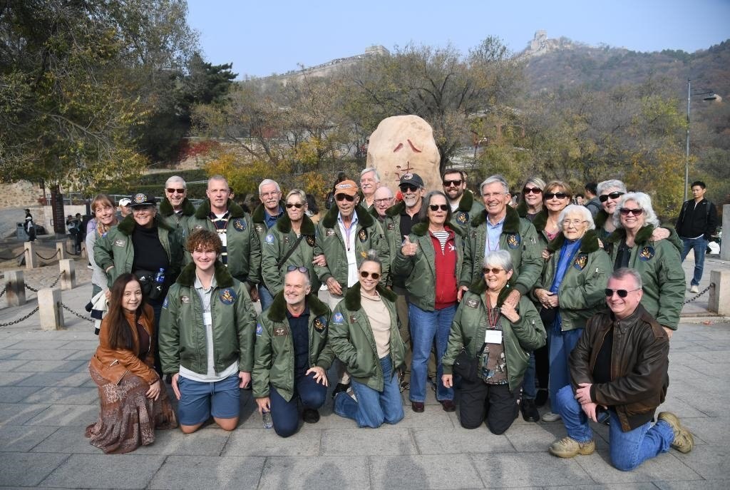 10月29日，飛虎隊(duì)老兵莫耶一行人在北京八達(dá)嶺長城合影留念。當(dāng)日，美中航空遺產(chǎn)基金會訪華代表團(tuán)成員陸續(xù)抵達(dá)北京。新華社記者任超攝