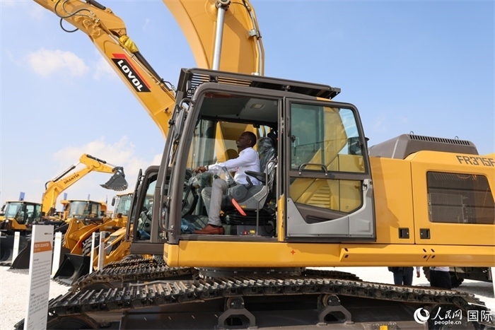 嘉賓參觀體驗(yàn)山東重工產(chǎn)品。人民網(wǎng)記者 任皓宇攝