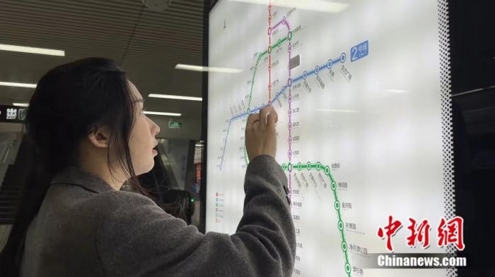 李佳夢(mèng)正在坐地鐵。呂盛楠 攝