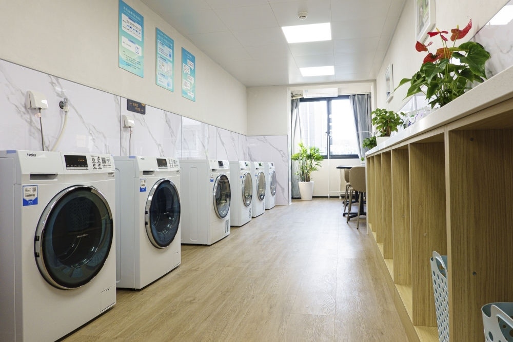 閔行區(qū)新時代城市建設(shè)者管理者之家的共享廚房和共享洗衣房。