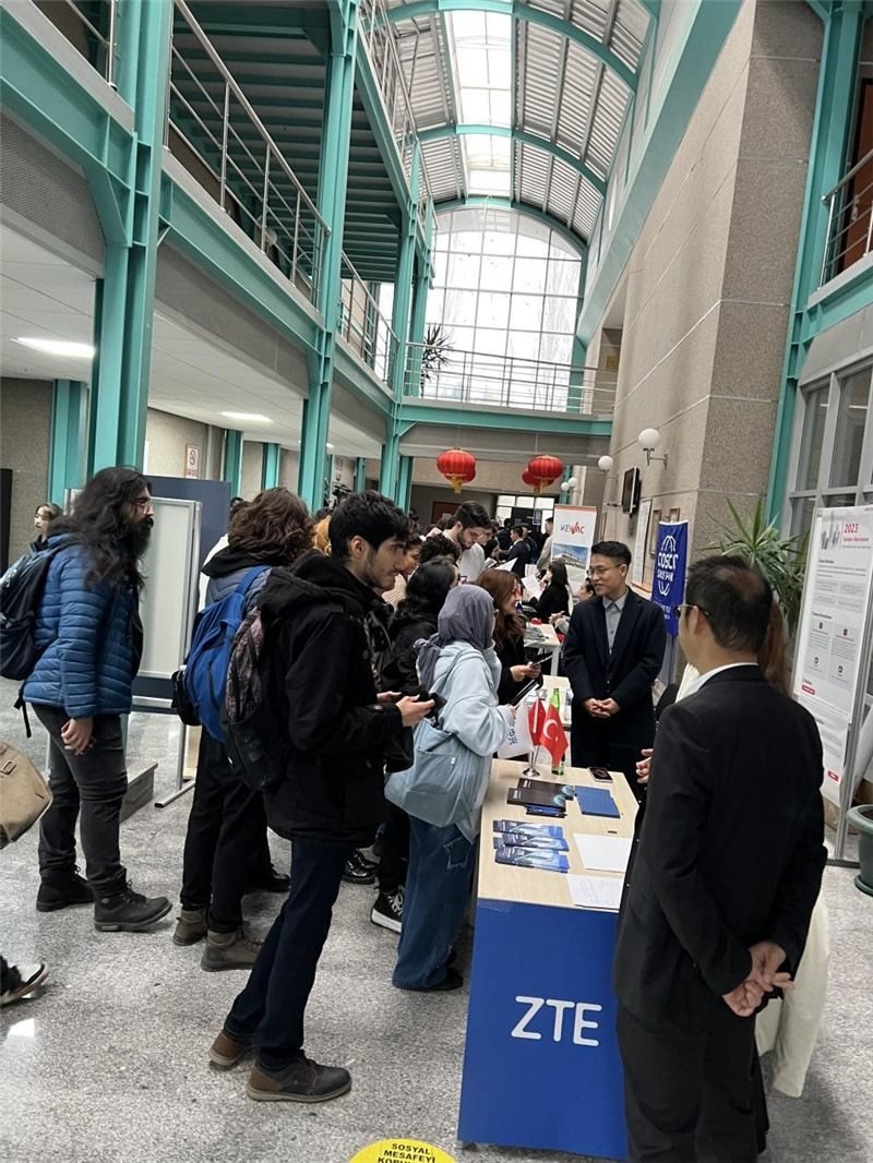 土耳其大學(xué)生在中企展臺交流。主辦方供圖