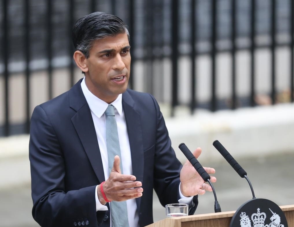 2022年10月25日，里?！ぬK納克在英國(guó)倫敦唐寧街10號(hào)首相府前發(fā)表講話。新華社記者李穎攝