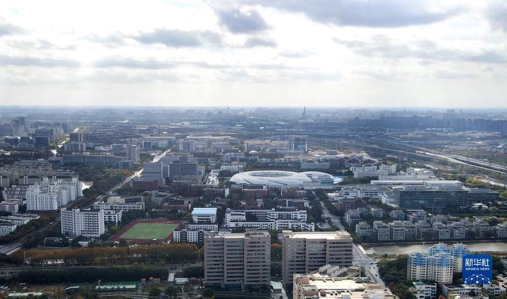 這是2023年11月25日在上海浦東新區(qū)張江科學(xué)城拍攝的形如鸚鵡螺的大科學(xué)裝置上海光源（中）（無人機(jī)照片）。新華社記者 方喆 攝