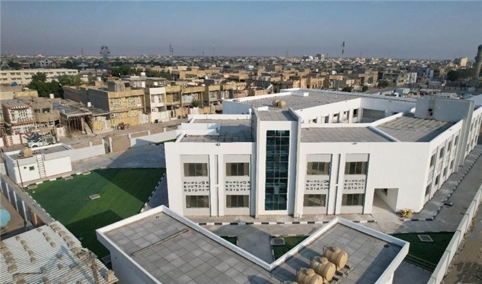 已經(jīng)完工的伊拉克瓦西特省第20號(hào)學(xué)校。該學(xué)校為合院式全功能建筑，包括教學(xué)樓，圖書(shū)室，實(shí)驗(yàn)室，保衛(wèi)室等。 趙沖攝