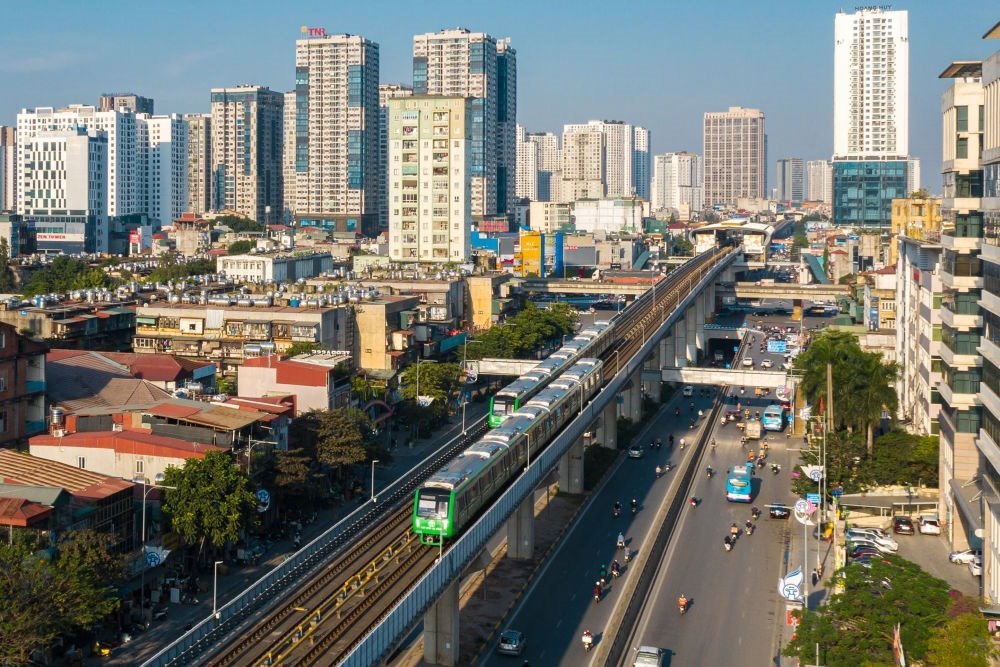 2021年12月1日，在越南首都河內(nèi)，列車在吉靈-河?xùn)|輕軌線上行駛。新華社發(fā)（中鐵六局河內(nèi)輕軌項目部供圖）