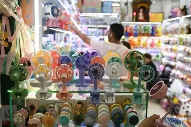 △近期，客商在浙江義烏國際商貿城采購商品。