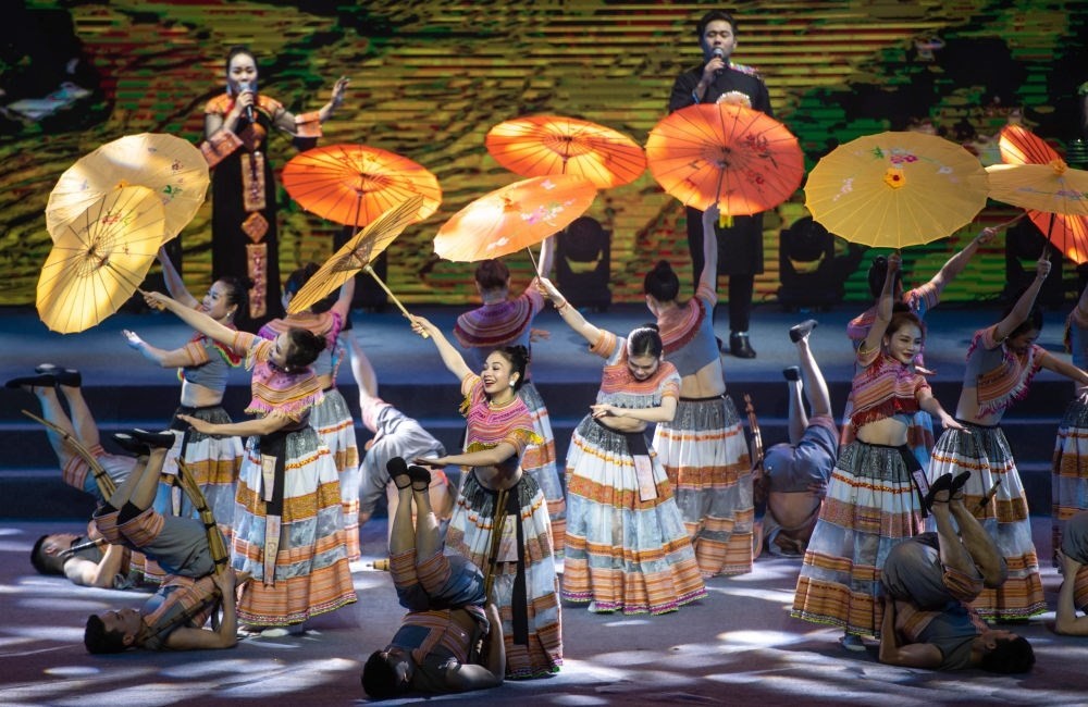 2023年1月18日，以“同心筑厚誼 攜手共發(fā)展”為主題的2023年中越跨國春節(jié)聯(lián)歡晚會在云南省紅河哈尼族彝族自治州河口瑤族自治縣舉行，越南老街省民族藝術(shù)歌舞團的演員在晚會上表演歌舞《漂浮在云端的節(jié)日》。新華社記者 胡超 攝