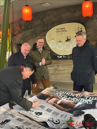 吳墾大使簽名。人民網(wǎng)記者 徐馨攝