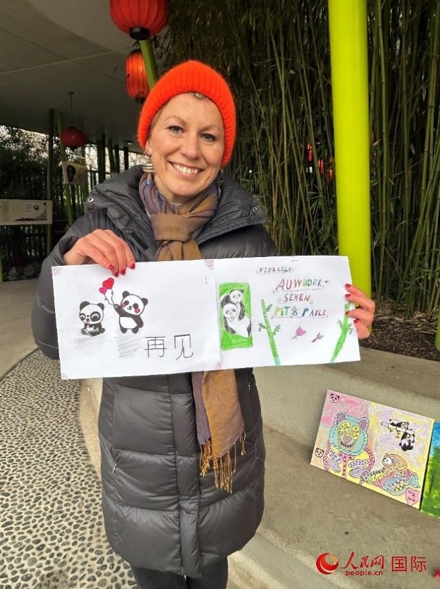 桑德拉和德國小朋友們的作品。右圖寫著“祝福好運，再見 Pit和Paule（“夢想”“夢圓”的德語名字）”。人民網(wǎng)記者 徐馨攝