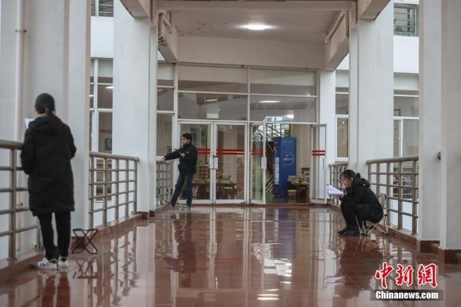 資料圖：幾位考研學(xué)生在南昌大學(xué)教學(xué)樓的天橋上復(fù)習(xí)備考。劉力鑫 攝