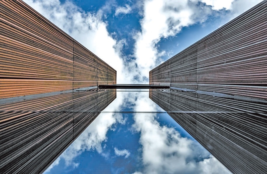  開放共享 今年9月，改造升級(jí)后的上海凝聚力工程博物館開門迎客。博物館大廳公共區(qū)域在功能提升、資源整合后，釋放更多公共服務(wù)空間，帶給市民更多新體驗(yàn)。 上海某餐廳法國籍廚師 邁克爾·溫德林?jǐn)z