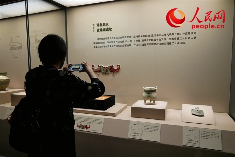 今年9月，觀眾正在參觀“鑒往知遠(yuǎn)——新時(shí)代考古成果展”。人民網(wǎng)記者 韋衍行攝