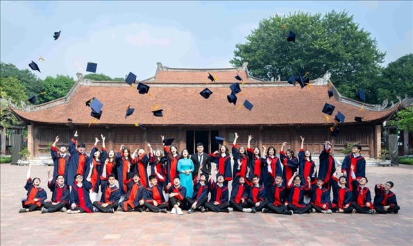 12月9日，越南首都河內(nèi)一所高中的學(xué)生在文廟內(nèi)合影留念。
