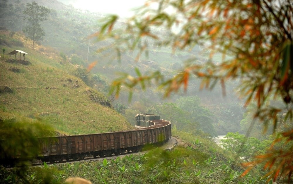 這是行駛在滇越鐵路云南省屏邊縣境內(nèi)的貨運(yùn)列車（2012年3月9日攝）。