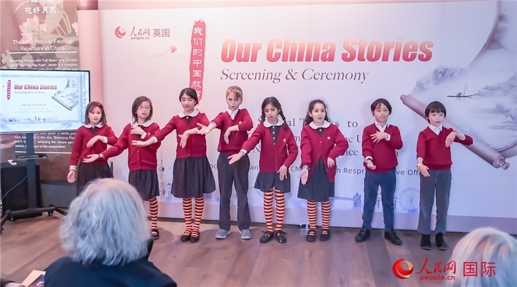 肯辛頓韋德預(yù)備學(xué)校小學(xué)生表演。人民網(wǎng) 郭錦標(biāo)攝