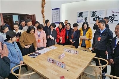  在劍川法院家事調(diào)解室內(nèi)，該院制作的《離婚證明書》引起了代表們的關(guān)注。
