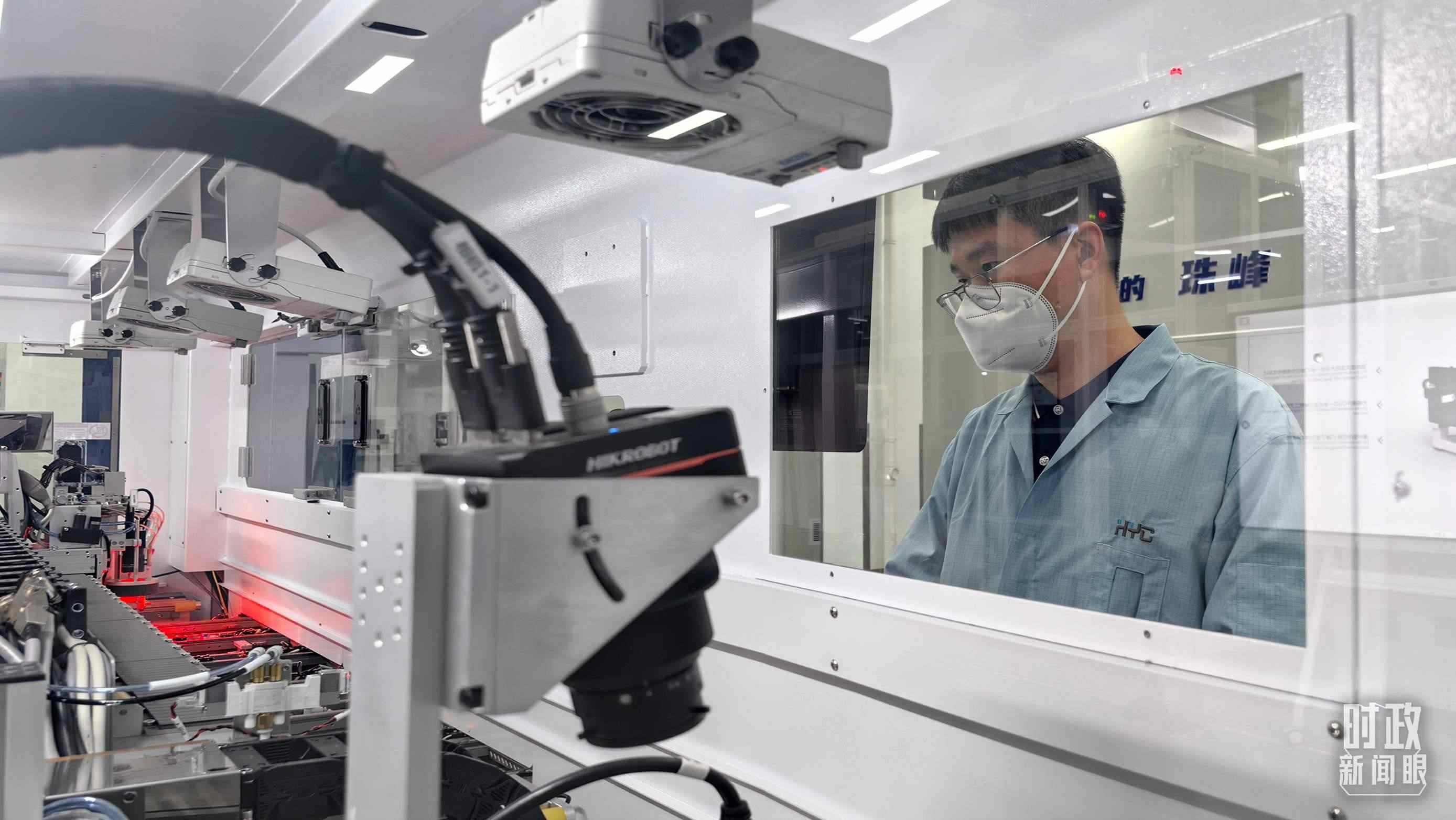 △蘇州華興源創(chuàng)科技股份有限公司員工正在研發(fā)車間內(nèi)進(jìn)行芯片測(cè)試。（總臺(tái)央廣記者潘毅拍攝）