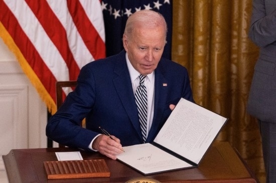 10月30日，美國總統(tǒng)拜登在華盛頓白宮簽署人工智能監(jiān)管行政令。新華社發(fā)（亞倫攝）