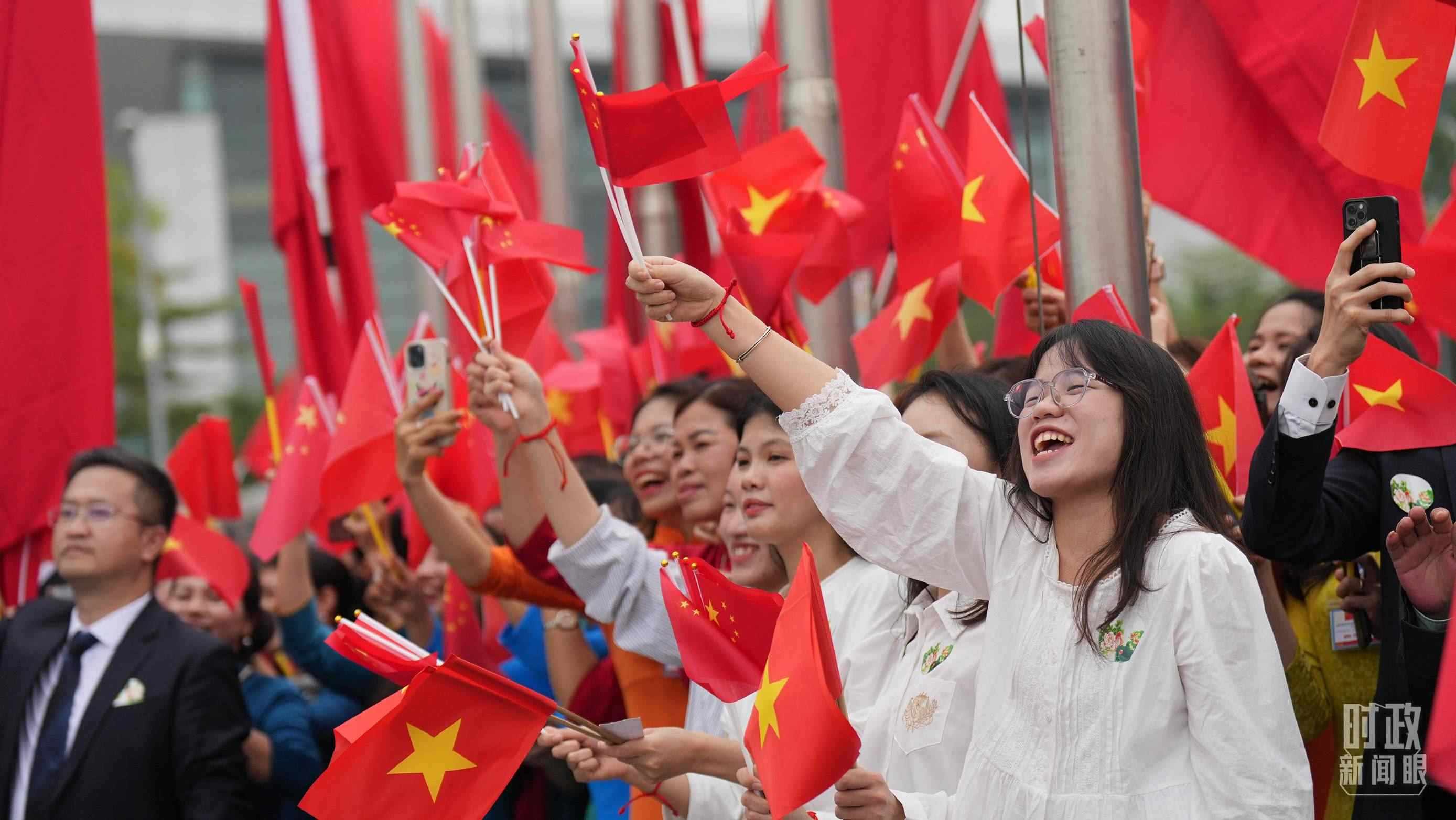 △人們揮舞兩國(guó)旗幟歡迎習(xí)近平訪越。（總臺(tái)國(guó)廣記者李晉拍攝）