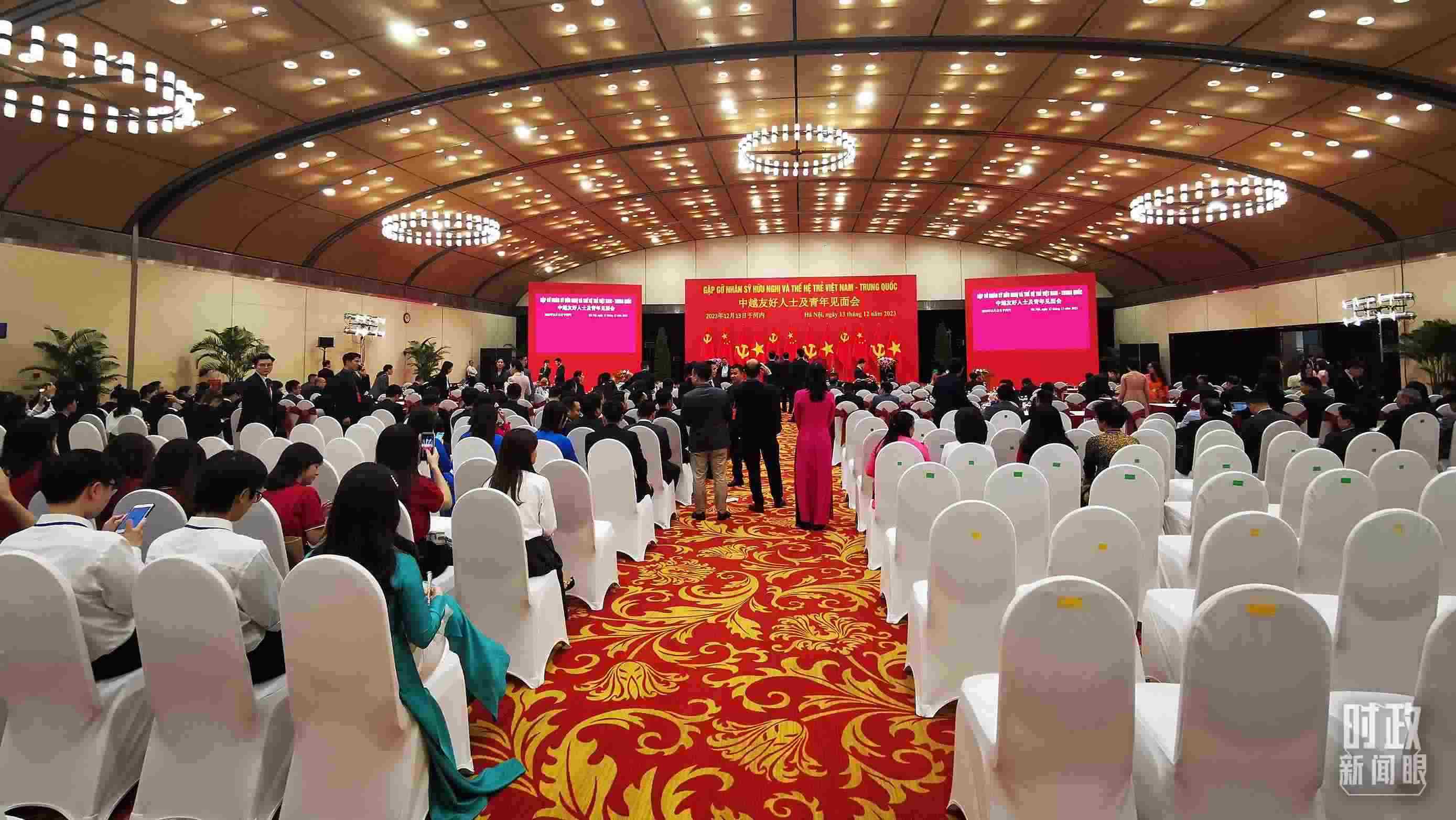 △習(xí)近平出席中越友好人士及青年見(jiàn)面會(huì)。這是見(jiàn)面會(huì)開(kāi)始前的場(chǎng)景。（總臺(tái)央視記者荊偉拍攝）