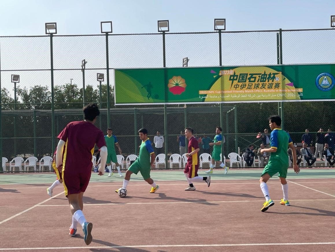 12月14日，中國石油（伊拉克）魯邁拉片區(qū)舉辦公共開放日和足球友誼賽。中國石油工程建設(shè)有限公司魯邁拉項(xiàng)目代表隊(duì)與巴士拉大學(xué)代表隊(duì)進(jìn)行了比賽，巴士拉大學(xué)代表隊(duì)獲勝。文學(xué)軍攝