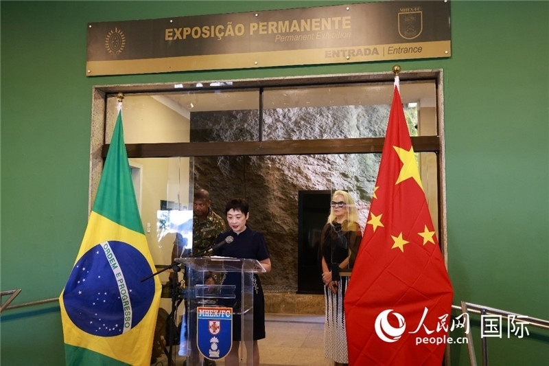 中國駐里約總領(lǐng)事田敏在攝影展開幕式上致辭。 人民網(wǎng)記者 陳海琪攝