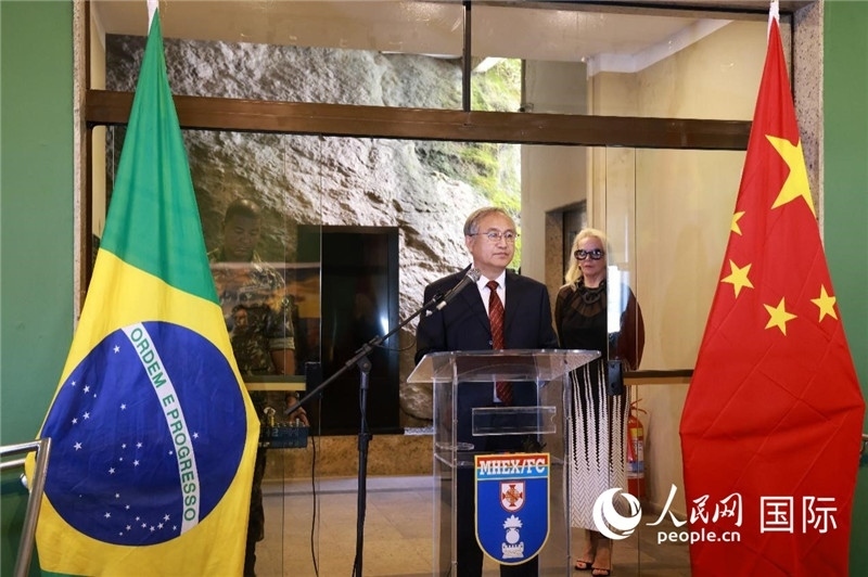 中國攝影家協(xié)會駐會副主席鄭更生在攝影展開幕式上致辭。 人民網(wǎng)記者 陳海琪攝