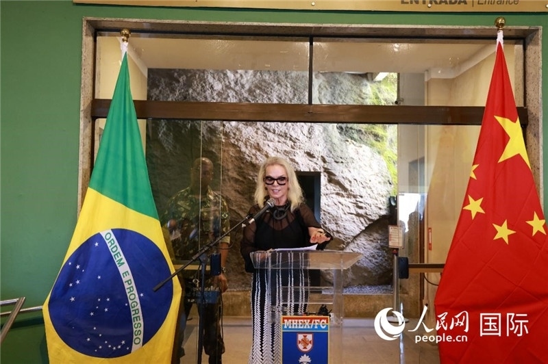 山河文化促進中心執(zhí)行總裁瑪西婭·梅爾基奧爾在攝影展開幕式上致辭。 人民網(wǎng)記者 陳海琪攝