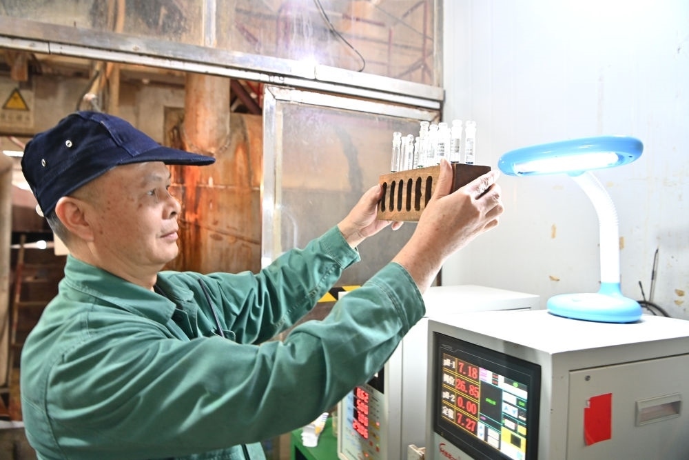 12月12日，廣西來賓小平陽湘桂制糖有限公司的工作人員在檢測糖漿樣品。