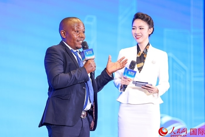 來(lái)自烏干達(dá)坎帕拉—恩德培機(jī)場(chǎng)高速公路項(xiàng)目的赫爾曼（左）被評(píng)為中國(guó)交建共建“一帶一路”最美外籍建設(shè)者之一。人民網(wǎng)記者 趙益普攝