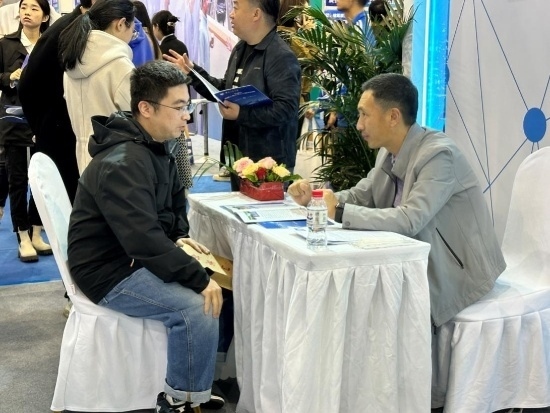 沈陽招聘會(huì)現(xiàn)場(chǎng)。人民網(wǎng)記者 尹柏寒?dāng)z