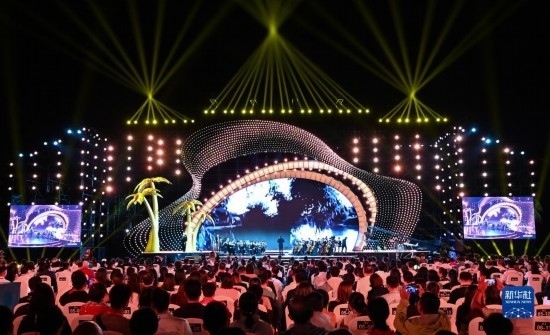 12月16日拍攝的第五屆海南島國(guó)際電影節(jié)開幕式現(xiàn)場(chǎng)。