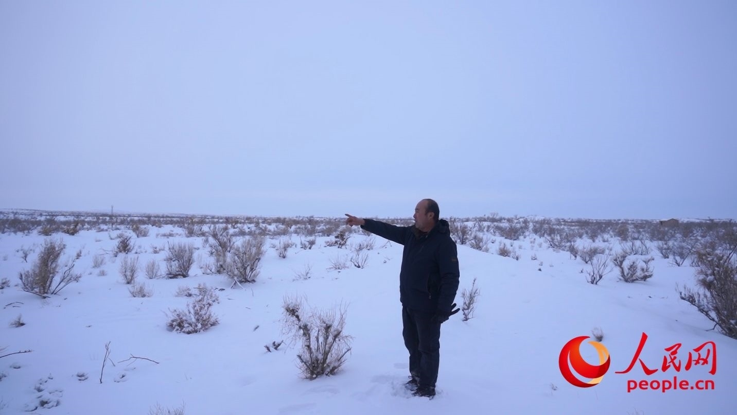 馬曉華向采訪團介紹林場情況。人民網 周靜圓攝