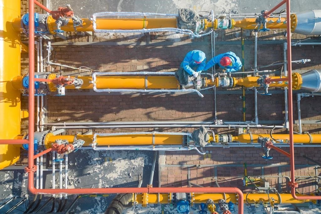 12月17日，黑龍江省哈爾濱市中慶燃?xì)庥邢挢?zé)任公司成高子門站的工作人員在進(jìn)行設(shè)備巡檢，保障燃?xì)夤?yīng)（無人機(jī)照片）。 新華社記者 張濤 攝