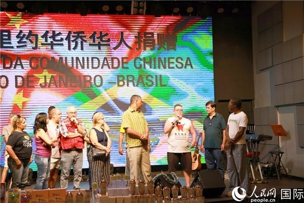 兒童殘障教育中心負(fù)責(zé)人胡里奧向捐贈(zèng)方表示感謝。人民網(wǎng)記者 陳海琪攝