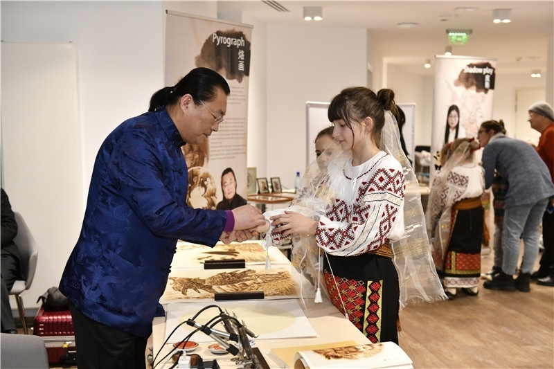 圖為羅馬尼亞小學(xué)生在現(xiàn)場(chǎng)體驗(yàn)烙畫。 布加勒斯特中國(guó)文化中心供圖