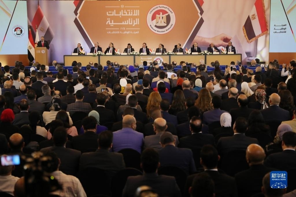 這是12月18日在埃及首都開羅拍攝的埃及全國選舉委員會新聞發(fā)布會現(xiàn)場。新華社發(fā)（艾哈邁德·戈馬攝）