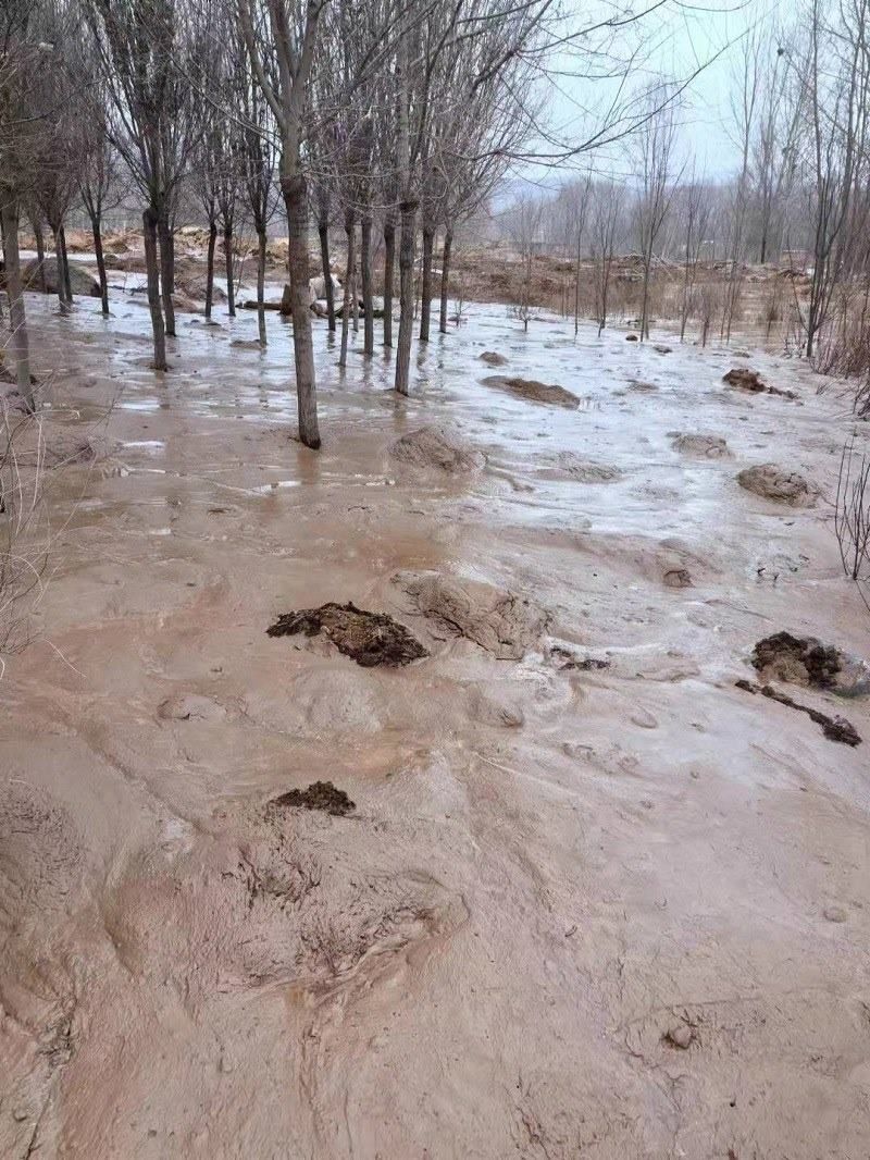 次生災(zāi)害襲擊過的村落。喬棟攝。