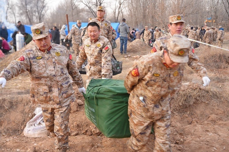 救援人員正在現(xiàn)場緊急搬運(yùn)物資。賀勇攝。