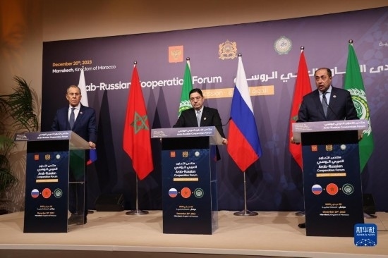 12月20日，在摩洛哥南部城市馬拉喀什舉行的第六屆阿拉伯-俄羅斯合作論壇主議程結(jié)束后，俄羅斯外交部長(zhǎng)拉夫羅夫、摩洛哥外交大臣布里達(dá)、阿拉伯國(guó)家聯(lián)盟（阿盟）副秘書長(zhǎng)胡薩姆·扎基（從左至右）出席記者會(huì)。新華社記者霍晶攝