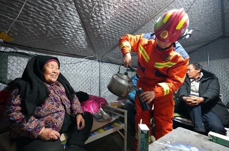 村民龔尕芳與消防員交流。賀勇攝。