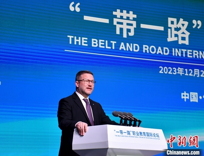 圖為活動現(xiàn)場歐洲議會交通旅游委員會副主席烏伊海依·伊什特萬致辭。 中新社記者 韓冰 攝