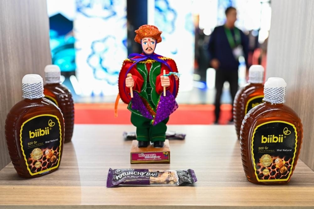 2023年11月8日在第六屆進(jìn)博會上拍攝的尼加拉瓜蜂蜜產(chǎn)品。